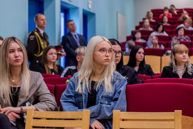 Dalībnieki izglītības pasākuma nodarbībā